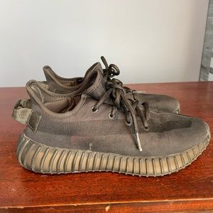 Size 7 men’s Yeezy 350 onyx lightly worn. New theyre around $260 on resell sites